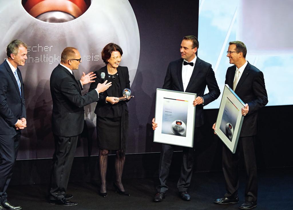 Vaillant Group Sürdürülebilirlik Şefi Dr. Jens Wichtermann (sağdan ikinci), tören esnasında ödülü alırken. S.E.E.D.S., uzmanlar jürisinden tam not aldı Geleceğe yelken açtık Vaillant Group, 2013 Alman Sürdürülebilirlik Ödülleri nin kazananlarından biri.