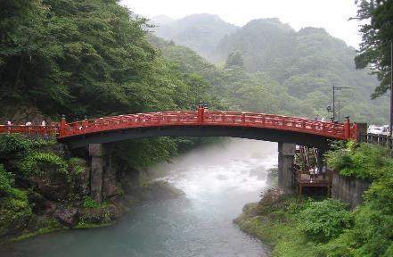 Önce Japonya nın en güzel görkemli şelalelerinden biri olan Kegon Şelaleleri ni göreceğiz.