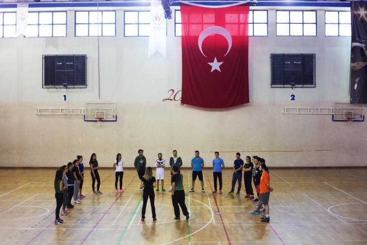 Açık oyun alanları olarak; sentetik yüzeyli futbol sahası, bu futbol sahasının etrafında