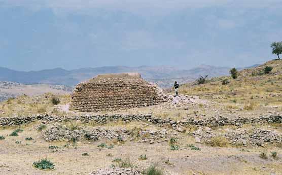 yüzyılda, yapılmış olmalıdır. Kısmen tahrip olmuş şekilde günümüze ulaşmıştır. Kapalı hanar grubundan olup tek sahından oluşmaktadır. Kuzey-güney yönünde uzanan dikdörtgen plana sahiptir.