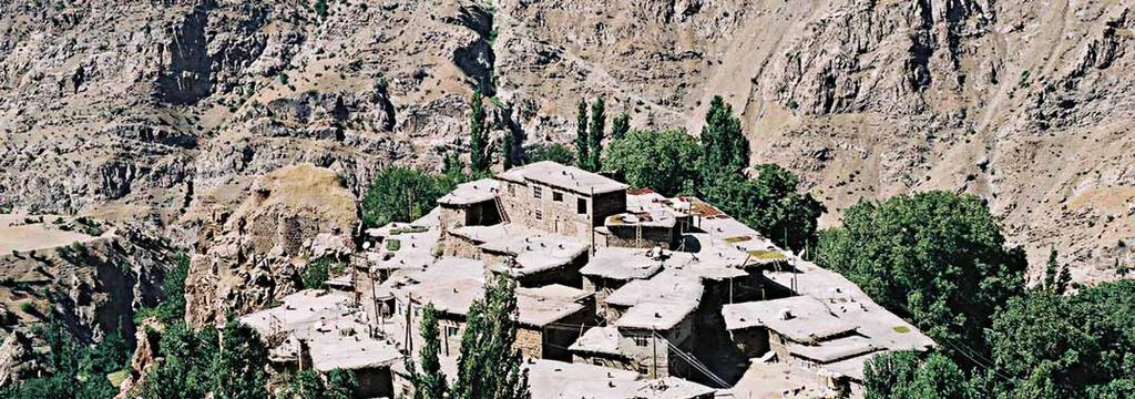 3.6.3. AYVALIBAĞ KÖYÜ KALESİ Ayvalıbağ Köyü, Botan Nehri nin içinden geçtiği vadiye hakim bir konumda ve vadinin güney yamacına kurulmuş bir küçük köydür.