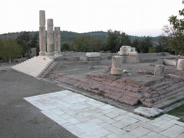 sürdürülmektedir. Şekil 1. Apollo Smintheus Tapınağının bulunduğu bölge Tapınak milattan önce ikinci yüzyılda yapılmıştır.