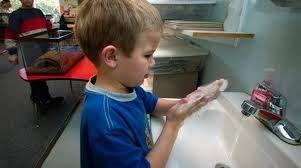 Sürekli Pekiştirme En basit ve sönmeye karşı en az dirençli pekiştirme tarifesidir. Örneğin, çocuk yemekten sonra her elini yıkadığında pekiştiriliyorsa sürekli pekiştirilmiş olur.