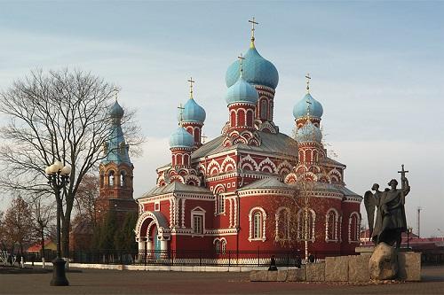 Belarus veya diğer adıyla Beyaz Rusya, elinizi kolunuzu sallaya salaya vizesiz seyahat edebileceğiniz bir başka Avrupa ülkesi. Belarus gezinizi küçük bir Rusya gezisi olarak düşünebilirsiniz.