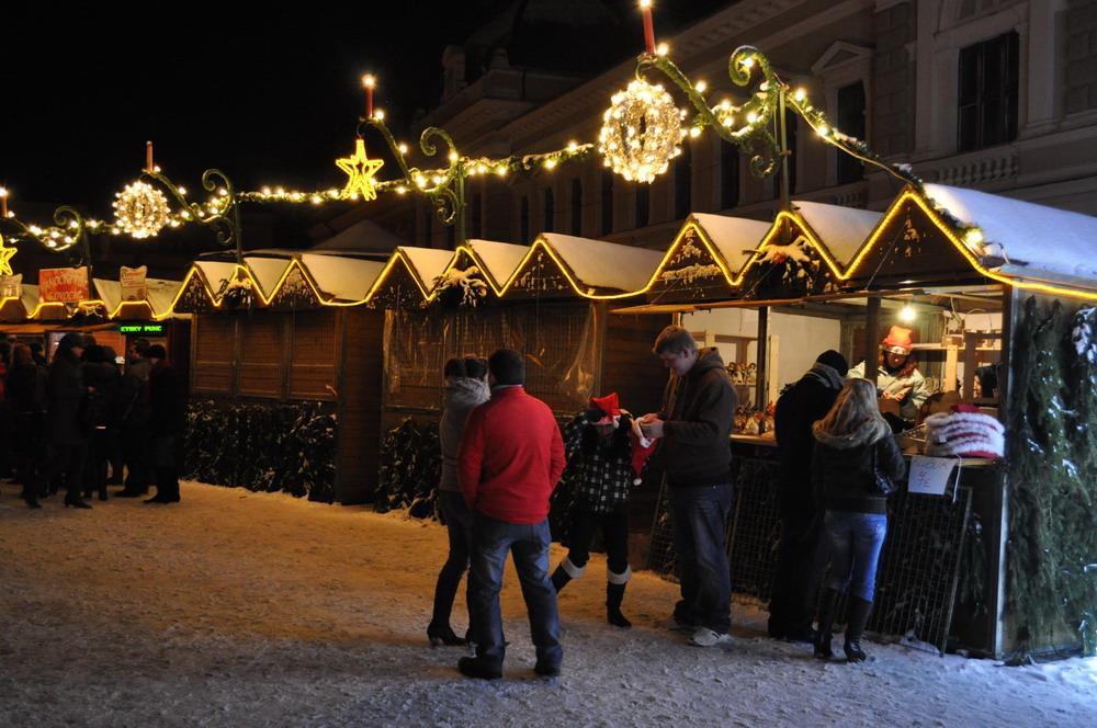 Ayrıca bu dönem şehirler ve kasabaların Noel'e hazırlanmaya başladıkları zamandır. Noel ışıkları dekore edilir ve Noel marketleri organize edilir.