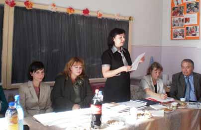 Diplomele au fost înmânate de preşedintele comisiei de femei, doamna Melec Amet.