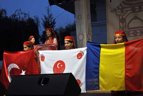 Ansambluri din au defilat vineri dimineaţă din Piaţa Ovidiu până la Casa de Cultură, alături de cele din Turcia, Bulgaria şi Crimeea, constănţenii putând să admire frumuseţea costumelor populare