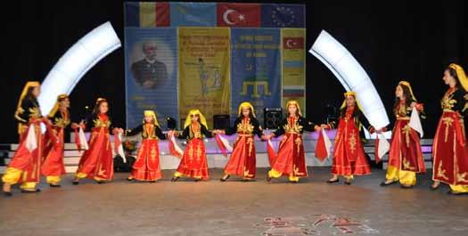 Comunitatea turcă din România a fost reprezentată pe scena festivalului de ansamblul Fidanlar al UDTR.