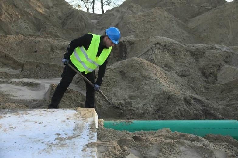 12. Aşama: Jeotekstilin (üstteki) girişini takın ve sabitleyin veya geomembranı boruya üst üste binme boyutu: 1m x 1m olacak şekilde