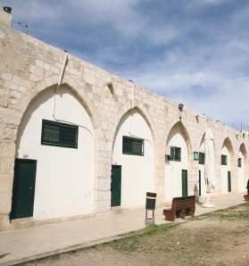 REVAKLAR 47. Kuzey Revakı (Eyyübiler Dönemi) Bu revakın Şerefü l-enbiya Kapısı nın batısından itibaren uzanan en eski bölümü h.610/m.1213 de Melik Muazzam İsa tarafından inşa ettirilmiştir.