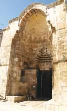 Kattânîn (Pamukçular) Kapısı (Memlüklüler Dönemi) Mescid-i Aksanın batı revaklarının içinde Mathara Kapısı ile Hadîd Kapısı nın ortasında yer almaktadır. h.737/m.