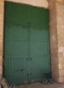 Mescid-i Aksa nın kapıları arasında Kudüs Eski Şehir in sokaklarına veya caddelerine çıkışı olmayan tek kapıdır. Kapı, abdesthaneye açılır ve adını abdesthaneden almıştır.