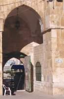 Kapı hâlihazırda açıktır ve inşa tarihi Eyyübiler dönemine dayanmaktadır.