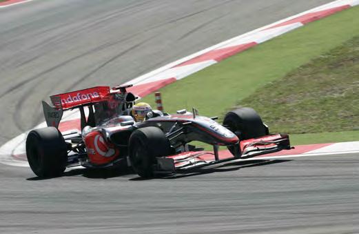 ilk pit stoplar n yapt. S ralamada pit öncesine göre bir de ifliklik olmad, Button - Vettel fark 6 saniye civar ndayd ve Alman pilot Button'a yaklaflmaya bafllad.