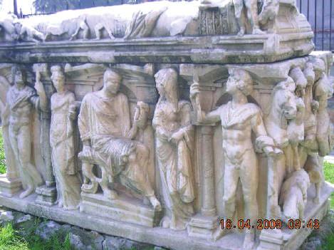 325 ÌÌ Yukarıdaki Lahit, Efes/İzmir dedir. Lahit, genelde zengin insanların öldükten sonra konuldukları üstü kapalı, duvarları taş veya tuğladan yapılı mezarlardır.
