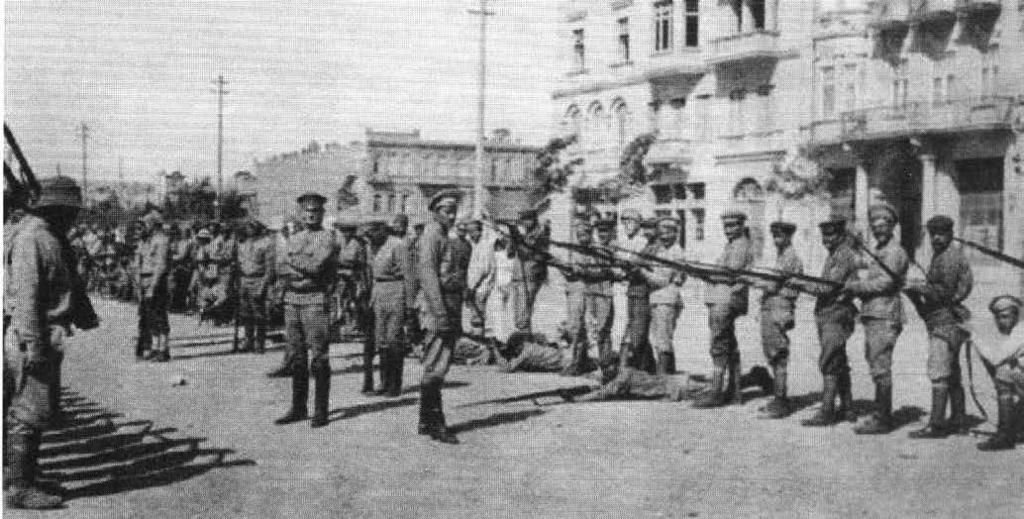 2(10), YAZ 2014 Rus subayları Ermeni birliklerini eğitiyor. 1918 yılı başlarına ait fotoğraf. Bakü. 1914 te Kafkasya ve İran daki Ermenilere silah dağıtmaya başladılar.