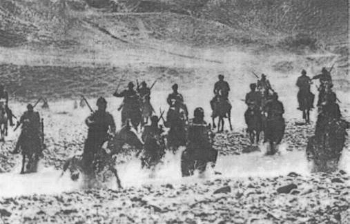 28-29) Rus orduları Doğu Anadolu içlerine doğru ilerledikçe gönüllü Osmanlı ve Rus Ermenileri tarafından oluşlturulmuş birlikler tarafından karşılanmış ve yönlendirilmişlerdir.