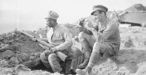 Karabag İngilizler Ermeni askerlerine İngiliz toplarından atışı öğretirken. Bakü civarı, Ağustos 1918.