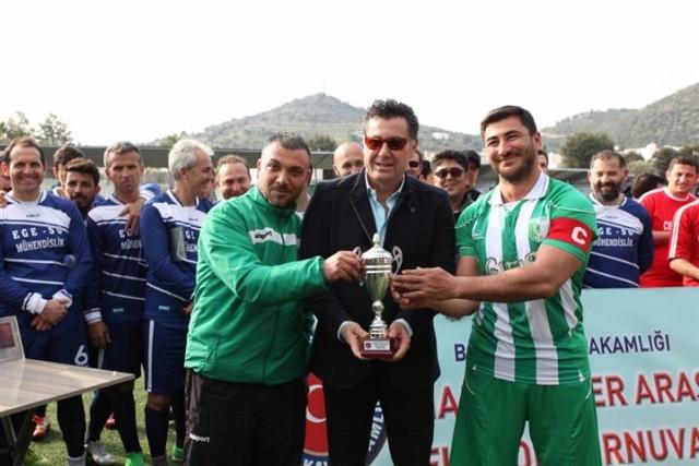 BODRUMSPOR ORHANGAZİSPOR U DEPLASMANDA 1-0 MAĞLUP ETTİ Spor Toto 3. Lig 2. Grup ta mücadele eden Bodrum Belediyesi Bodrumspor, Bursa deplasmanında Orhangazispor u 1-0 mağlup etti.