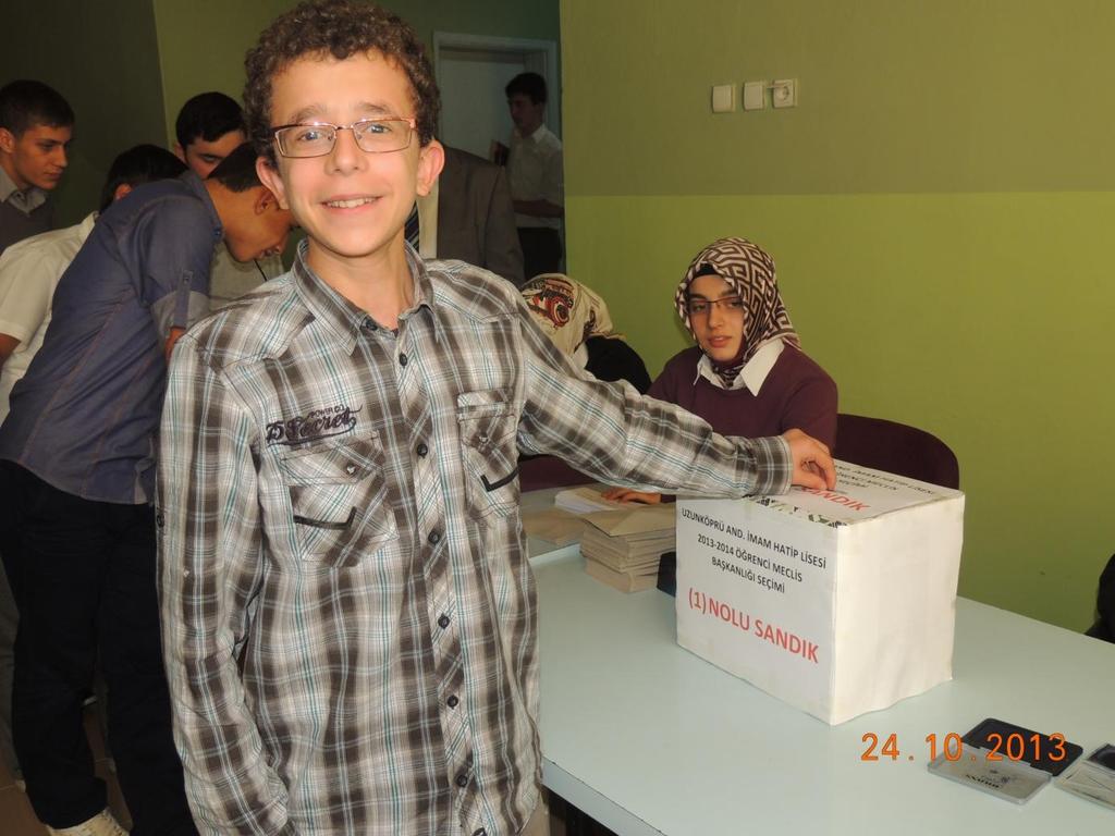 OKUL ÖĞRENCİ MECLİSİ SEÇİMİ Okulumuzda 24-10-2013 tarihinde okul öğrenci meclisi başkanlığı için seçim yapıldı. Seçime dört aday katıldı.
