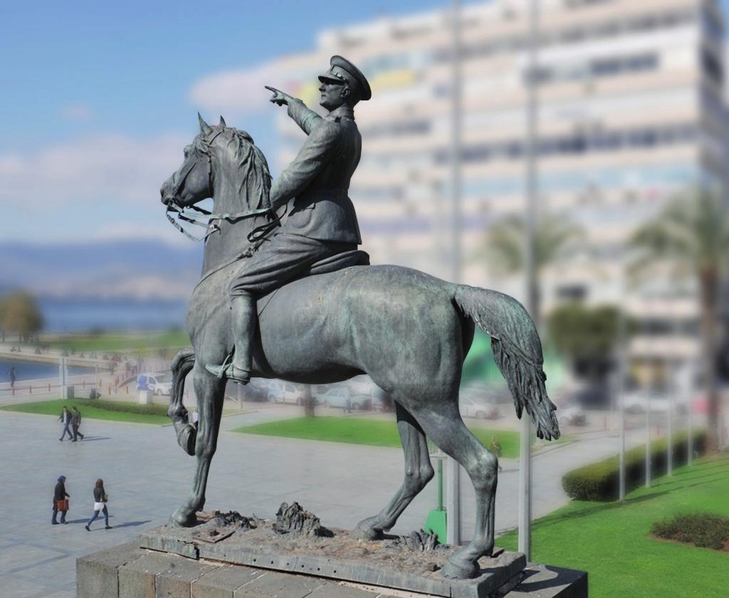 20 Atatürk Anıtı / İzmir BD TEMMUZ 2017 Gaziantep Atatürk Anıtında; Atatürk, şaha kalkmış bir at üzerinde, Nijet Sirel tarafından İzmit te yapılan heykelde defne yaprakları arasında, Kenan Yontunç