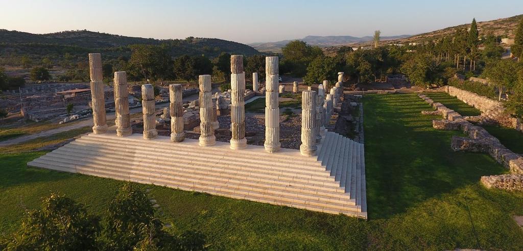 4 Apollon Smintheus Tapınağı 1980 yılından beri yapılan araştırma ve tapınak kazıları, tapınağın mimarisi ve özellikle temel yapısı konusunu aydınlatmıştır.