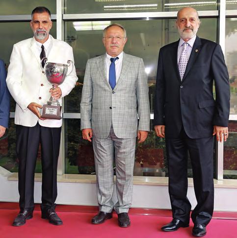 Yarış sonrası düzenlenen törende, kazanan atın sahibi Ergun Kalabak a kupasını, merhum Murat Yazıcı nın oğlu Abdullah Yazıcı verdi.