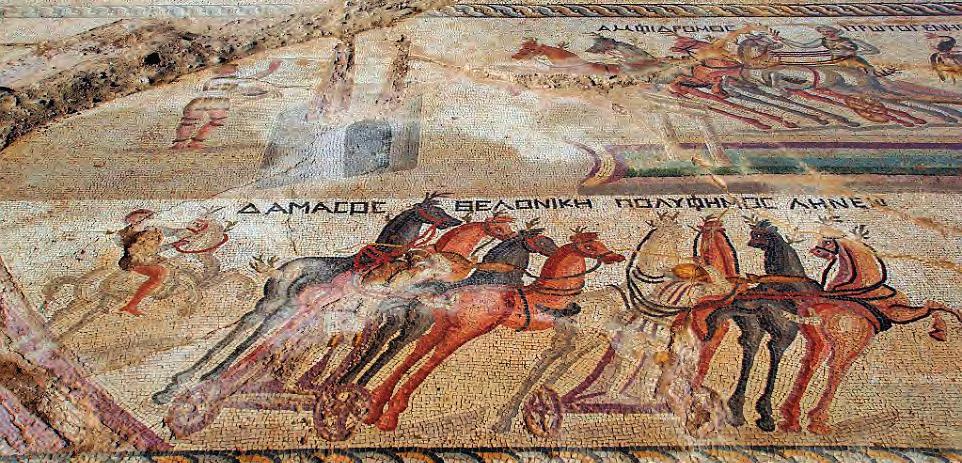 Mozaikte, Roma döneminin yarışlarda ve savaşlarda kullanılan iki tekerlekli at arabaları yer alıyor.