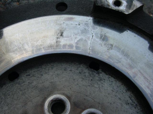 Resim 2.10: Volanın sürtünme yüzeyindeki çatlaklık Balatalı diskin kendi yapısında bulunan bazı arızalar da erken aşınmalara neden olur.