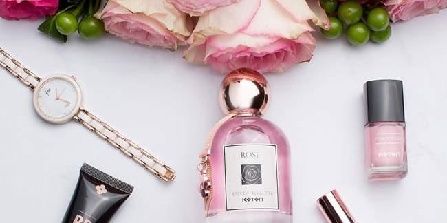 KOTON BEAUTY Ünlü giyim markası Koton'un kozmetik ürünleri Koton Beauty, pek çok üründen oluşuyor; parfümlerden vücut bakım ürünlerine, rengarenk ojelerden maskara ve