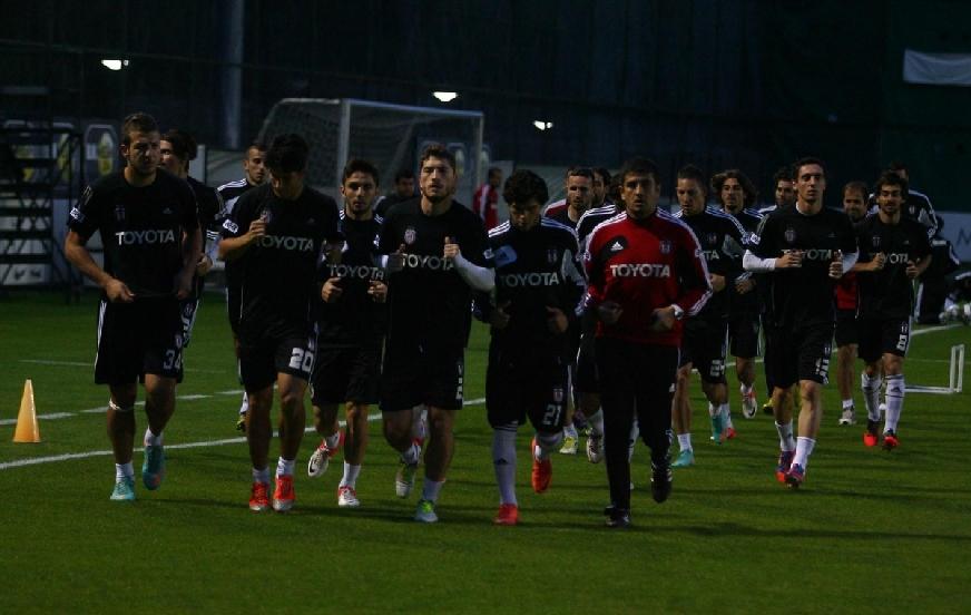 Beşiktaş Gazetesi Günlük web Gazetesi 29.10.2012 Ofspor maçı hazırlığı BEŞİKTAŞ, Ofspor maçı hazırlıklarına akşam gerçekleştirdiği antrenmanla başladı.