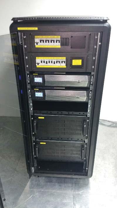 2000-G Serisi 6kVA Rack/Tower UPS (2 adet), 26U Rack Kabin içinde 2x20 x 18 Ah / 12VDC 10 ömürlü akü