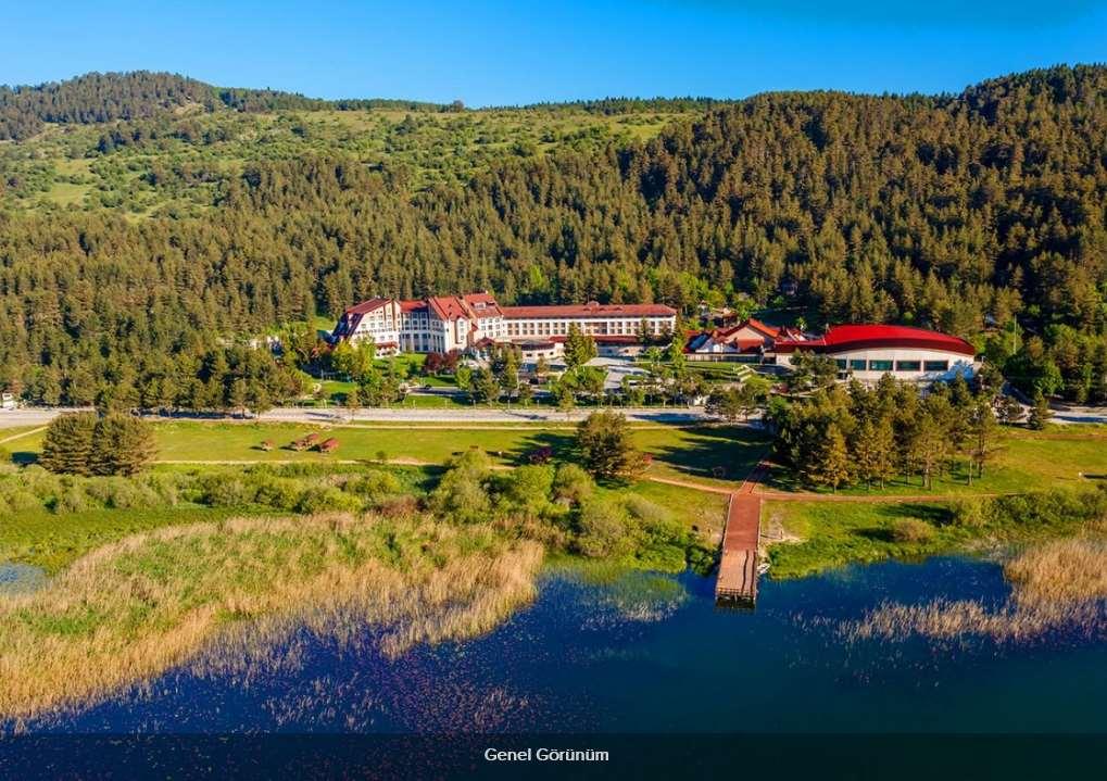 Otel Bilgisi Taksim International Abant Palace Doğanın tam ortasında, huzurla ve konforun birleştiği bir yer düşünün, işte orası Abant Palace Hotel'dir.