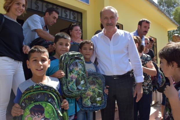 Deniz Atabay ı makamında ziyaret eden kursiyerler hem çocukların hem de bayanların kişisel gelişimlerine katkıda bulunmak için faaliyet gösteren Kültür Sanat Atölyelerimiz ve El işi kurslarımızın