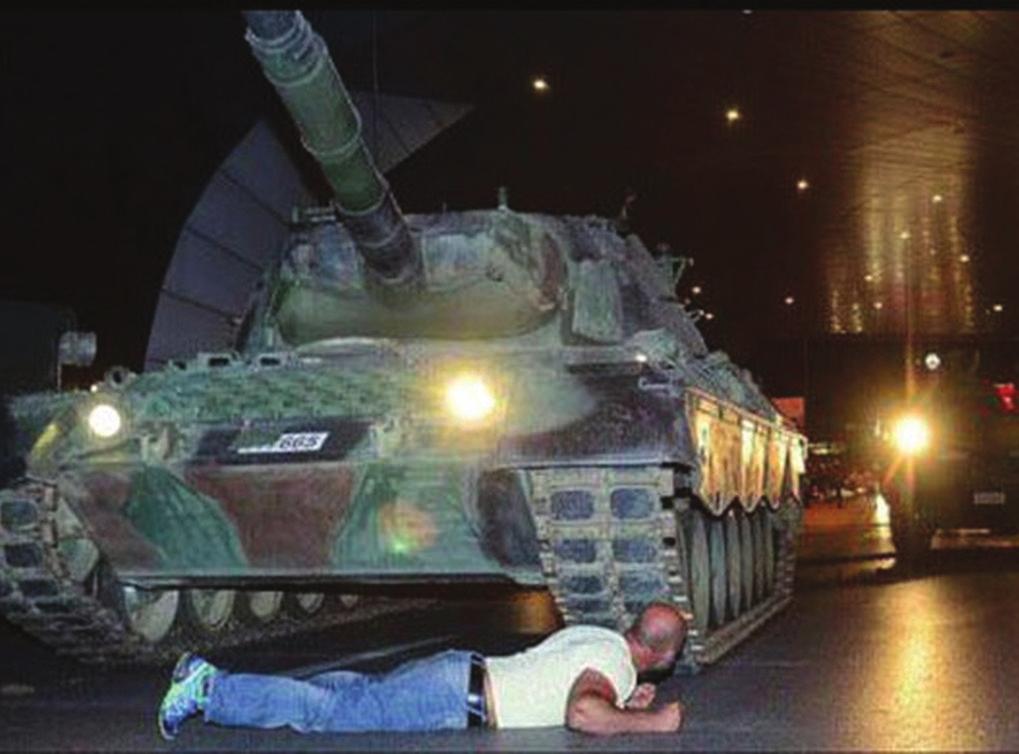 İstanbul ve Ankara başta olmak üzere birçok şehirde asker kışladan çıktı, tanklar sokaklara indi.