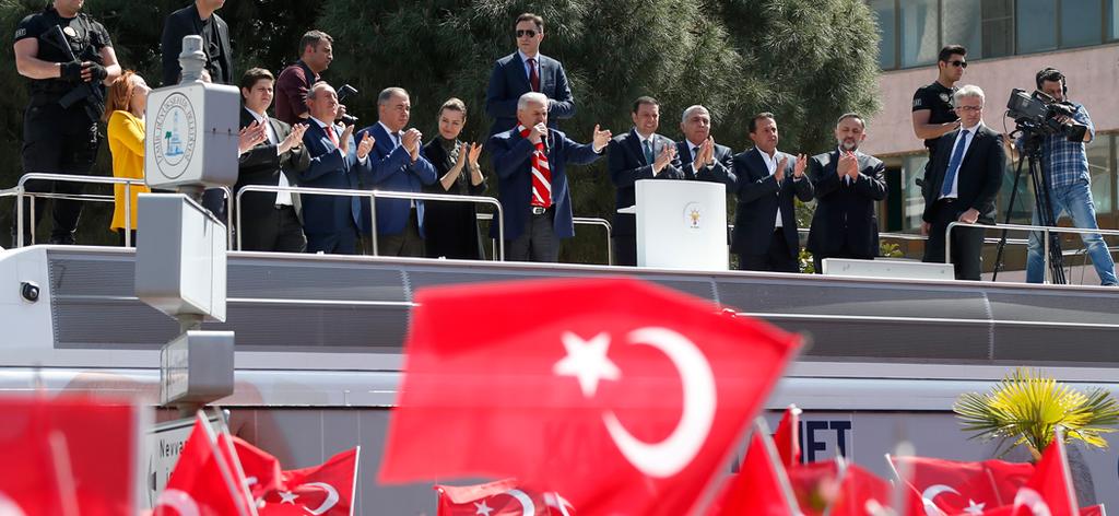 Başbakan Yıldırım, İzmir Gaziemir de halka hitap etti Nisan 11, 2017-4:14:00 Başbakan Binali Yıldırım, İzmir'in Gaziemir ilçesindeki esnaf ziyaretinin ardından Abdullah Arda Meydanı'nda vatandaşlara