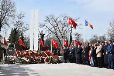 Büyükelçi Osman Koray Ertaş'ın anıta çelenk bırakmasının ardından Romanya Kraliyet ailesi adına Prens Radu ve törende hazır bulunan Romanya askeri yetkilileri, bazı Büyükelçilik temsilcilikleri,