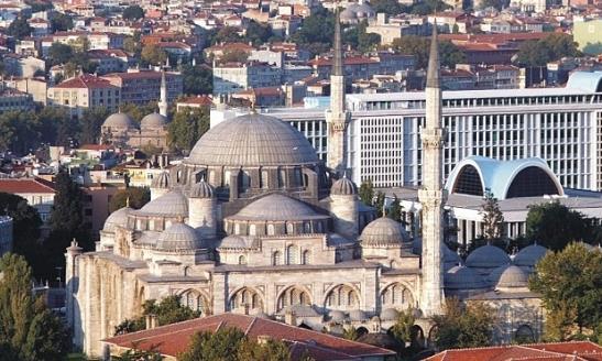 dayanmaktadır. Osmanlı İmparatorluğu nun en geniş topraklara sahip olduğu dönemde yaşayan Mimar Sinan, 1539 da Mimarbaşı Acem Ali adıyla tanınan Alaeddin in vefatı üzerine, mimarbaşılığa atanmıştır.
