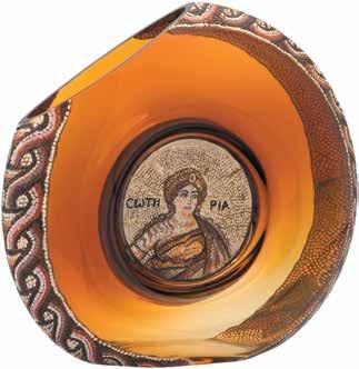 Soteria El imalatı amber renkli camdan, mozaik desenli vazo. Handmade amber glass vase, with mosaic design.