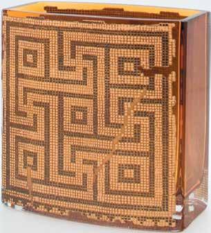 Labirent El imalatı amber renkli camdan, mozaik desenli vazo. Handmade amber glass with mosaic patterns.