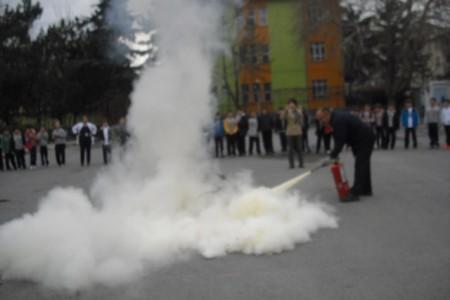 sınıf öğrencilerimize okulumuzun bahçesinde Yangın