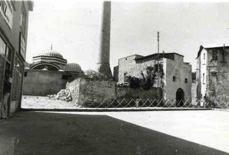 Düz lentolu, sivri kemer alınlıklı bir kapıdan iç mekâna edilmektedir.