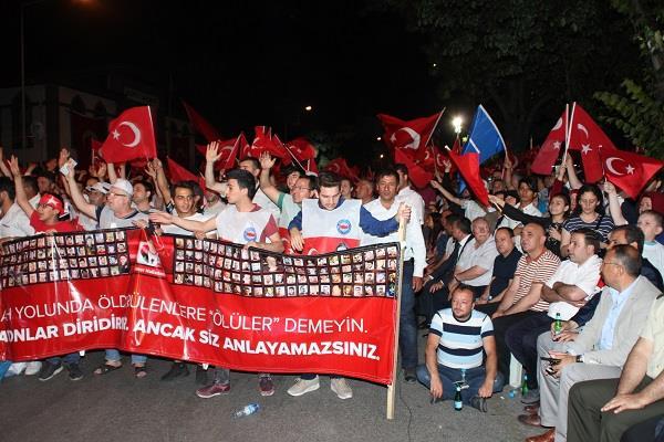 kutlamalarında meydanlar boş kalmadı. Akşam saatlerinden itibaren toplanmaya başlayan vatandaşlar gruplar halinde meydana yürüdüler.