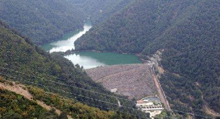 15 2.1.2.2 Balçova Barajı Balçova ilçesindeki Ilıca tesislerinin 3 km güneyinde Ilıca deresi üzerinde bulunan baraj içme suyu amaçlıdır (Şekil 2.3).