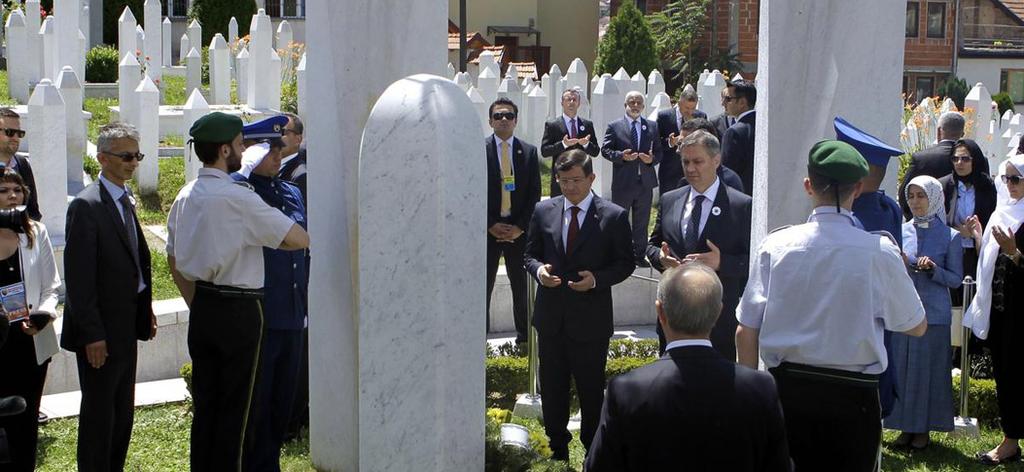 Başbakan Davutoğlu Bosna-Hersek te Temmuz 10, 2015-3:01:00 Başbakan Ahmet Davutoğlu, özel uçak "TUR" ile saat 13.30'da Bosna Hersek'in başkenti Saraybosna'ya geldi.
