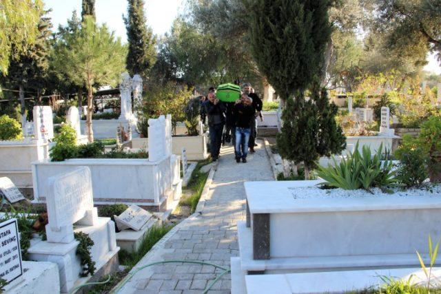 Bodrum Mızıkacıları ndan Polise Taziye ziyareti Bodrum da yaşayan müzisyenlerden oluşan bir gurup, 10 Aralık günü İstanbul Beşiktaş Şehitler Tepesinde polise yönelik yapılan saldırı nedeniyle Bodrum