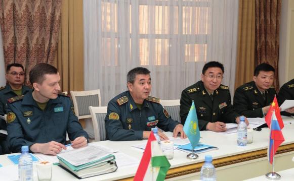 ŞİÖ ASKERİ YETKİLİLERİ İŞBİRLİĞİ PERSPEKTİFLERİNİ DEĞERLENDİRDİ Geçtiğimiz hafta Kazakistan da ŞİÖ üye ülkeleri Savunma Bakanlıkları temsilcileri 2018-2019 yılları için işbirliği planı taslağını ve