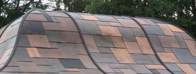 Kenetli bakır çatı kaplama sisteminde; bakır levhalar klipslerle çatı döşemesinin üzerine sabitlenmekte ve diğer hazırlanmış olan levhaya montaj yapılmaktadır.