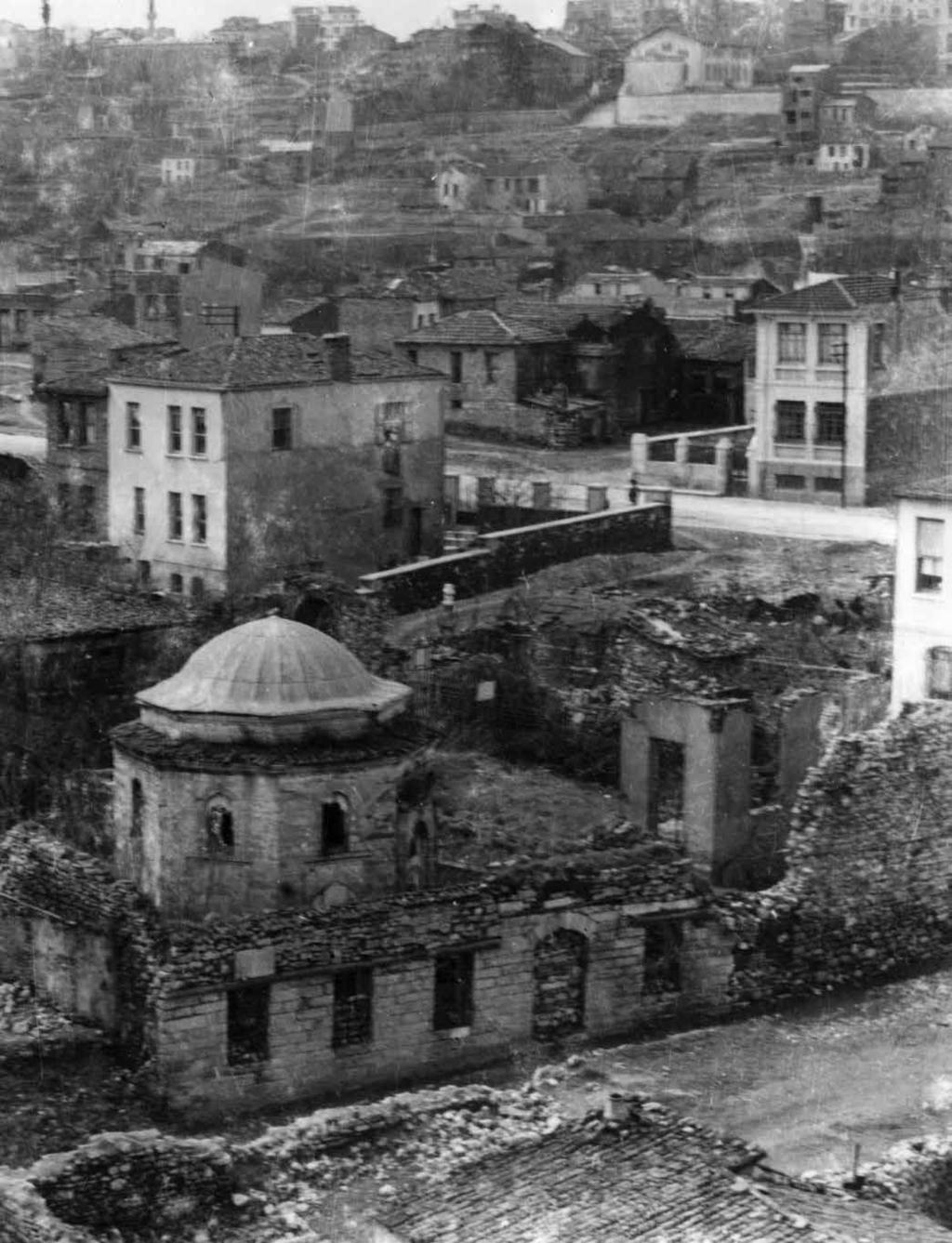 MİMARİ I TAHİR AĞA TEKKESİ 51 İstanbul tekkeleri arasında önceden tekke olarak planlanarak inşa edilmiş ve plan şeması bozulmadan günümüze gelebilmiş ender tekkelerden biri de Tahir Ağa