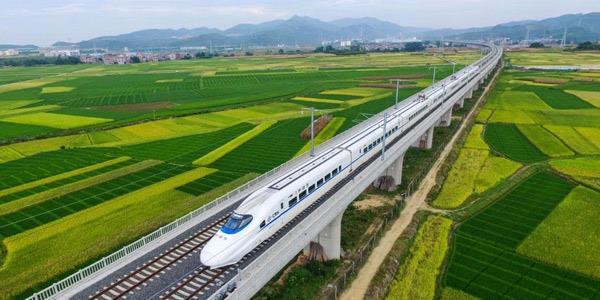 6. Gün Şanghay: Zıtlıklar Metropolü Kahvaltıdan sonra kent merkezindeki eski kent dokusu içinde gezi başlar. Dar sokakların içinde her türlü koku ve renk zenginliğini yaşamak mümkündür.